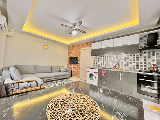 Berkay Demirel'den Altınkumda Ara Kat Geniş Kullanımlı 1+1 Daire