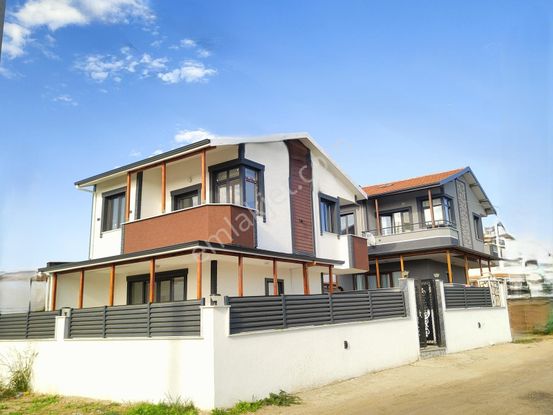 Kartallar'dan Yola Cephe Alttan Isıtmalı Şirin Lüks Yazlık Villa