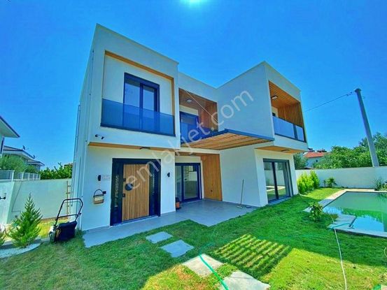 Uytun'dan Güre'de Sauna Yüzme Havuzlu Ultralüx 5+1 Satılık Villa