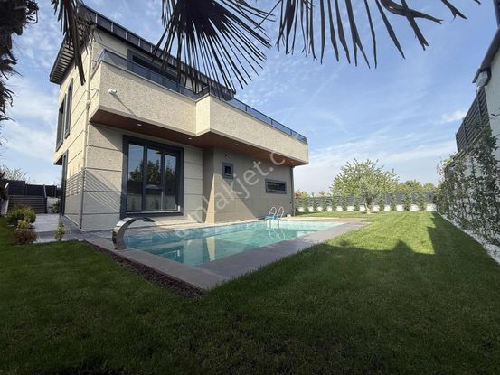 Maşukiye'de 700m2 Arsa İçinde 305 M2 Net Kullanım Alanlı Villa