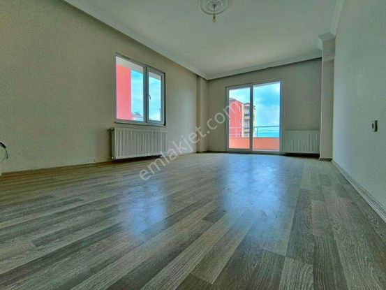 Uytundan Kadıköyde Ayrı Mutfaklı Doğalgazlı Geniş 3+1 Daire