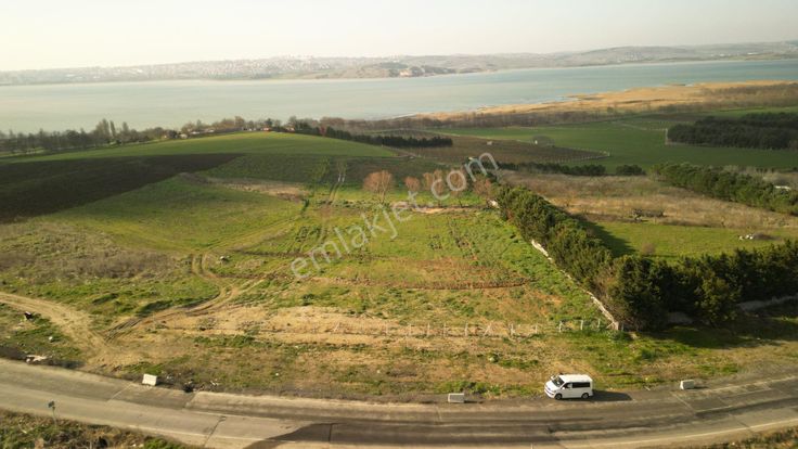 Büyükçekmece'de Ana Asfalta Cephe 200 M² Satılık Arsa