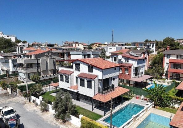 Soğucakta Özel Havuzlu Büyük Bahçelintek Müstakil Villa