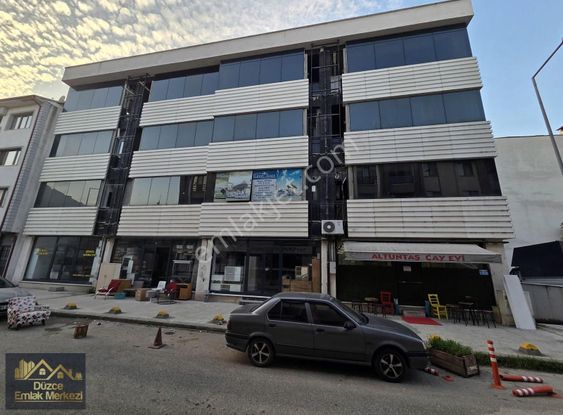 Cedidiye Mahallesi Nimet İş Merkezinde 90m2 Satılık Ofis
