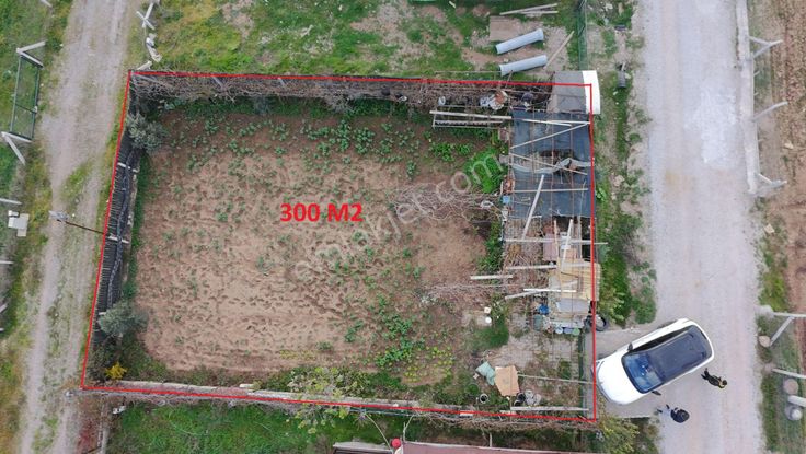 Menderes Develi’de Ana Yola Cepheli, 300 M² Hobi Bahçesi – Su & Elektrik Hazır, Araç Girişli