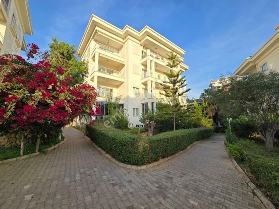 Alanya Oba’da Merkezi Konumda 3+1 Bakımlı Dubleks Daire – Havuzlu Sitede