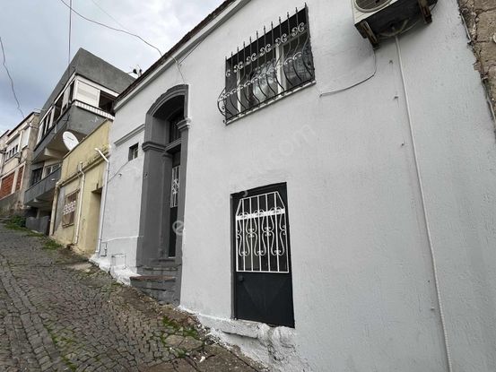 Ayvalık Fethiye Mahallesi 166 M2 Arsa İçerisinde Satılık 2 Ev