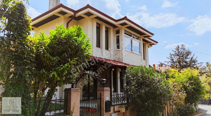 Site İçinde Bahçeli Havuzlu K.otoparklı Güvenlikli Villa