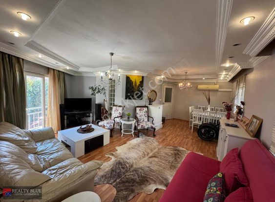 Ümraniye Site Mah. 135 M2 Ka.otoparklı 3+1 Köşe Konumda Daire