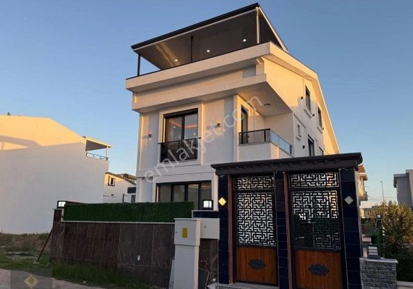 Didim Efeler’de Acil Satılık Sıfır 3+1 Müstakil Girişli Geniş Teraslı Bahçeli Ön Cephe Lüks Villa