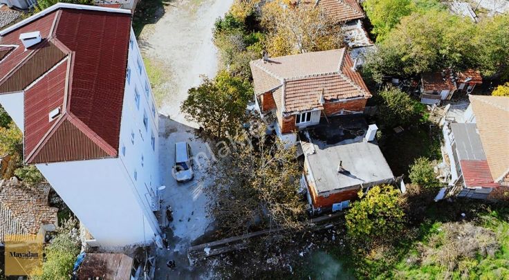 Mayadan Akalar Mah. İçerisinde Ev Bulunan Satılık Arsa
