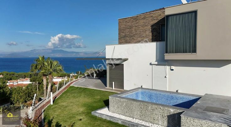 Çeşme'de Ful Deniz Manzaralı Satılık 4+1 Villa