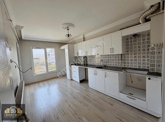 Cumhuriyet Mah.ring Yolu Üzeri 2+1,100m2 Arakat Daire