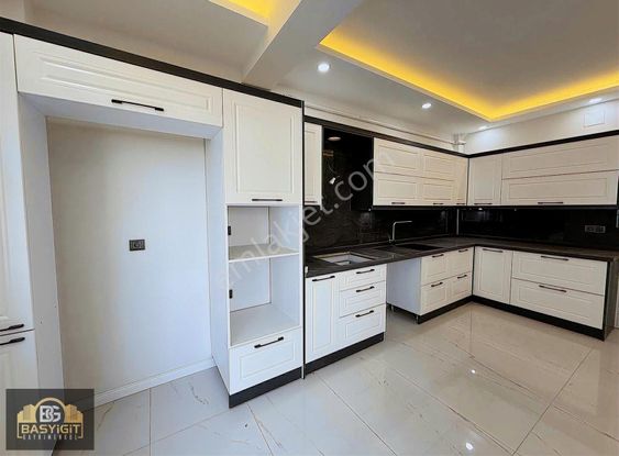 Hürriyet Mah.site İçerisinde 3+1,150m2 Satılık Sıfır Daire