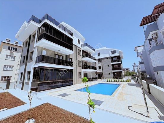 2+1 Sıfır Havuzlu Sitede