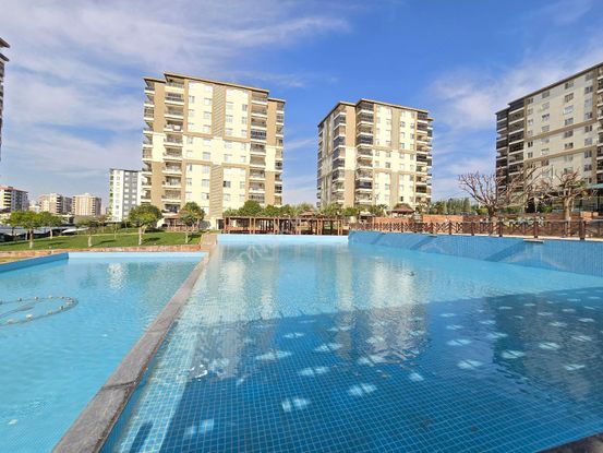 Ataşehir Prestige Sitesinde Kiralık Cadde Seyran'dan 3+1 Giriş