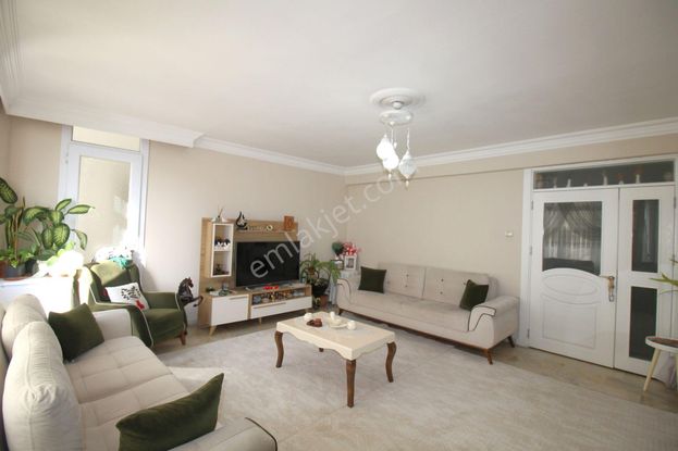 Retro’dan Silifke Caddesi Üzerinde Geniş Asansörlü B.mutfak 3+1