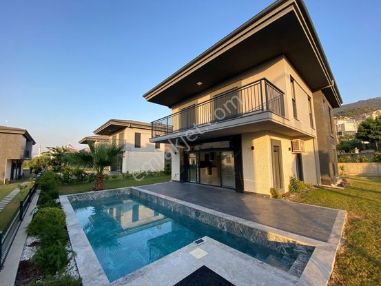 Kuşadası Güzelcamlıda Satılı Lüks Fillalar