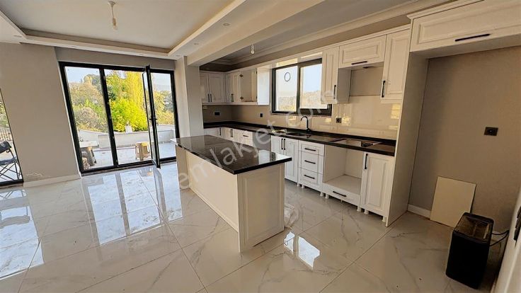 Yalova Merkez Kirazlıda Satılık 5+2 Lüks Villa