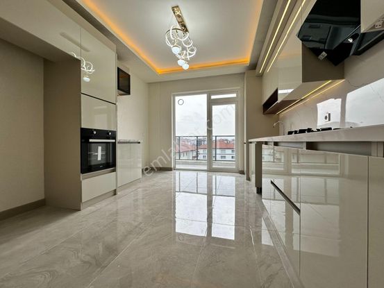 Pursaklar Mehmet Zengin Emlak'tan Otoparklı Asansörlü Çift Banyolu 2.kat 4+1 Lüks Daire