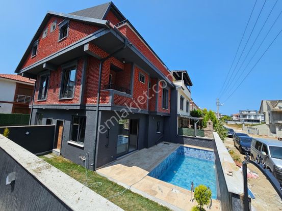 4+1 Ön Cephe, Müstakil Havuzlu Yerden Isıtmalı Merkezi Konumda Satılık Villa