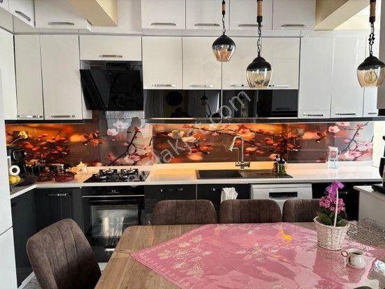 Çeşmede Merkezi Konumda 2+1 Tadilatlı Satılık Daire