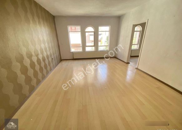 Görkem'den 3+1 Kombili Cadde Paraleli Balkonlu Kat Konumunda