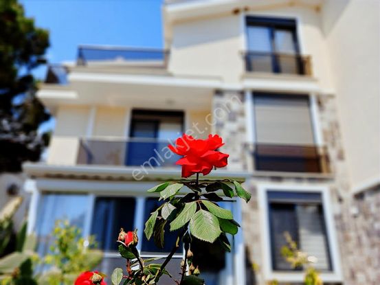 Eu Gayrimenkul'den Çanakkale Küçükkuyu Sahilde Asansörlü Denize 80 Metre Mesafede Tripleks 4+1 Villa