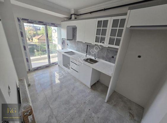 Muradiyede Satılık 2+1 Kapalı Mutfak Ara Kat Köşe Sıfır Daire