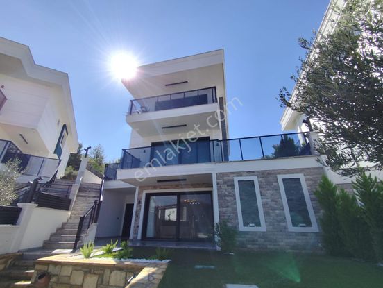 Geniş Ve Ferah Yaşam Alanı! Özel Havuzlu 5+2 Müstakil Villa