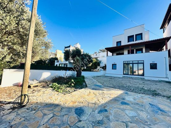 Turgutreis Te 400 M2 Arsa İçinde Sıfır 1 Dubleks Ve 1 Daire