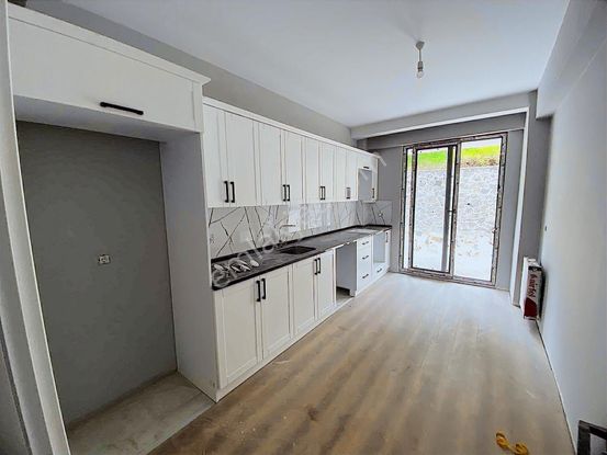 Yg'den Sahile Yürüme Mesafesi Ayrı Mutfak 3+1 Zemin Kat