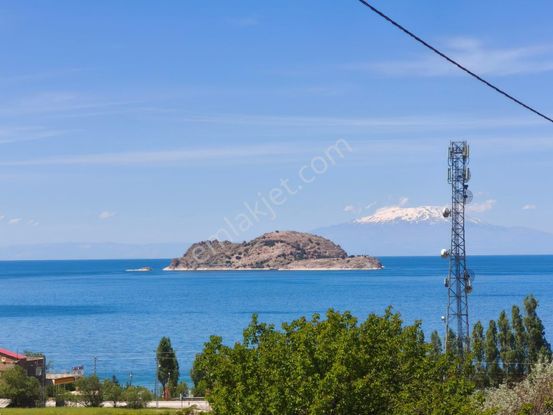 Akdamar Adası Karşısında Satılık İki Katlı Villa
