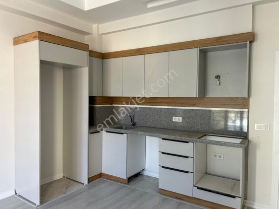 Yüksel'den Kadıköy Merkez'de Satılık Çift Cepheli Arakat Sıfır 2+1 Daire