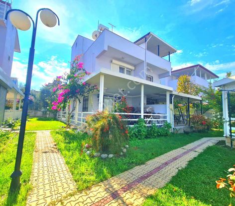 Davutlar Sahil Sitelerinde Denize Yakın Havuzlu Sitede 3+1 Villa