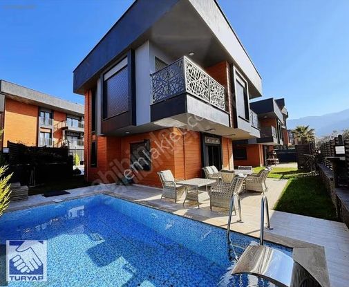 Kuşadası'nda Çift Havuzlu Tam Müstakil Satılık Villa