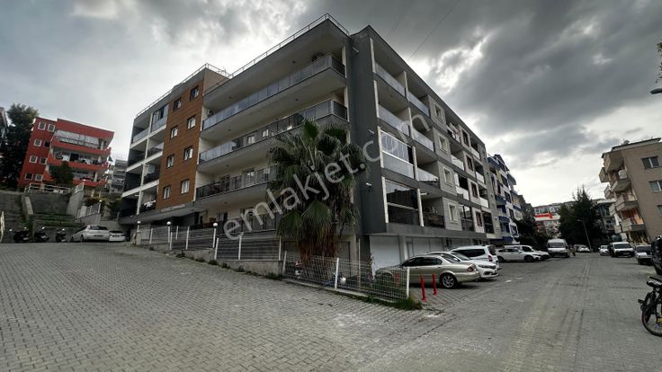 Kuşadası İkiçeşmelik Mh. Çimen Ada Sitesinde Kiralık 2+1