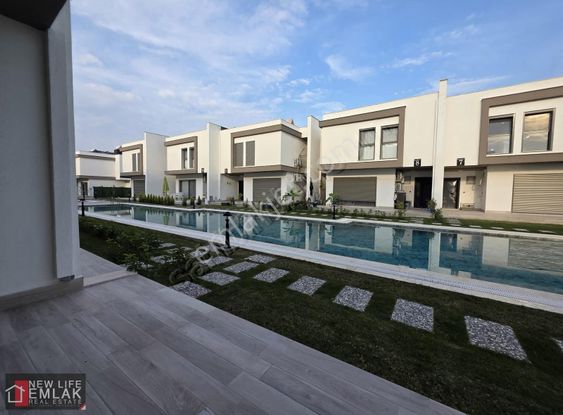 Kuşadası Soğucak'ta Yolun Deniz Tarafında Havuzlu Sitede Villa