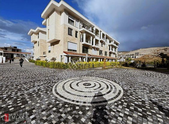 Kuşadası Merkezde Havuzlu Sitede Deniz Manzaralı Satılık Daire
