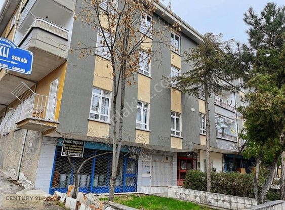 Bayraklı Sokak Satılık 3+1 Kiracısız Hemen Taşınılabilir