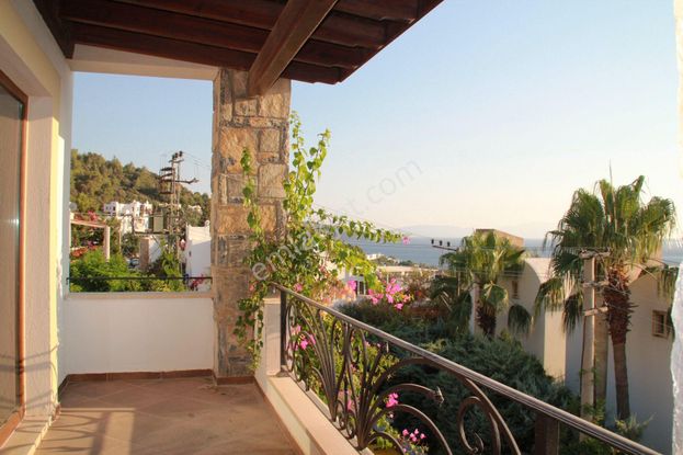 Bodrum Kumbahçe'de Havuzlu Site İçi Satılık Deniz Manzaralı Daire