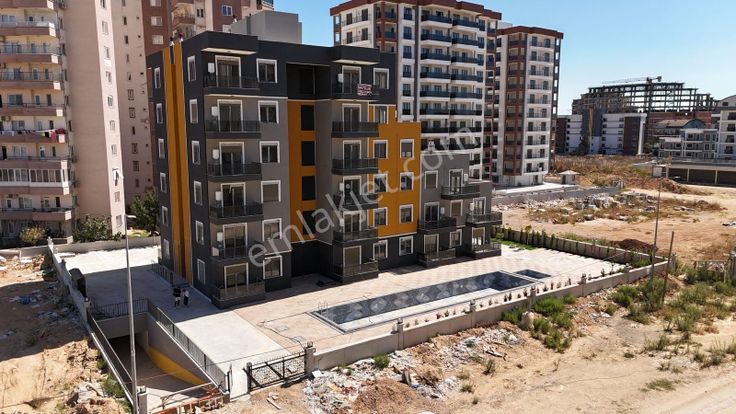 Altıntaşta Havuzlu Sitede 40lık Yola Yakın 1+1 Satılık Daire