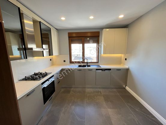 Erenköy'de Bağdat Caddesine Yakın Geniş Mutfaklı 130m² Net 3+1 Boş