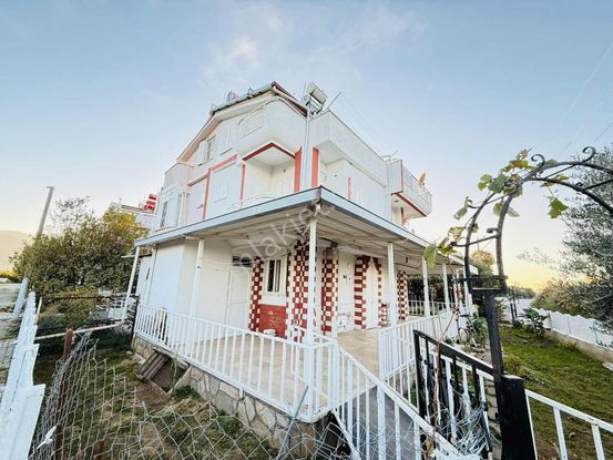 Kuşadası Davutlar Sahilinde Satılık 3+1 Geniş Bahçeli Yazlık