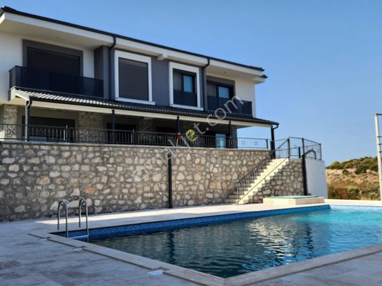 Panoramik Deniz Manzaralı Havuzlu Butik Sitede Satılık Villalar