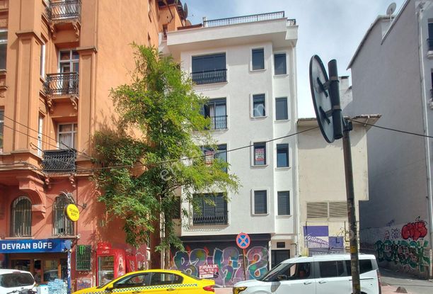 Cihangir'in Kalbinde Modern Yaşamın Merkezinde 1+1 Satılık Daire