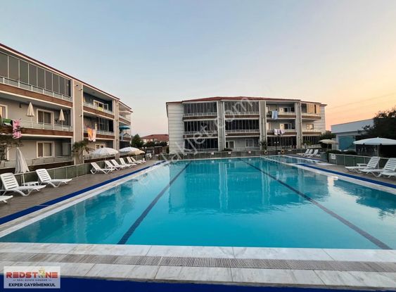 Havuzlu Sitede Ara Kat Kombili Cam Balkonlu 2+1 Satılık Daire