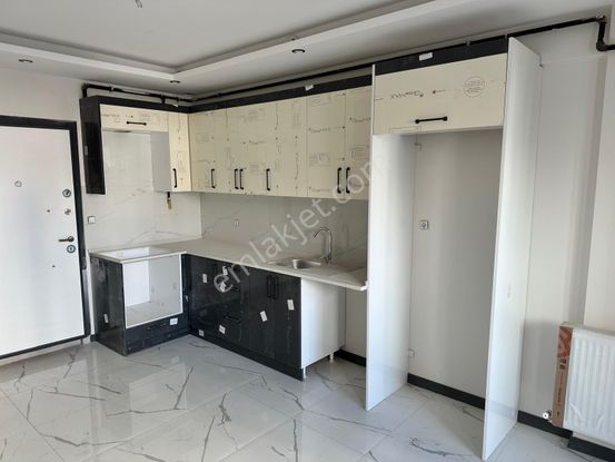 Zeki Emlak'tan Muradiye'de 1+1 Otoparklı, Ara Kat Satılık Daire