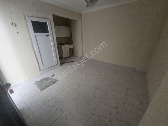 Mimar Emlak'tan Mehmet Akifte 6m² Hisseli 1+1 Bahçe Kat