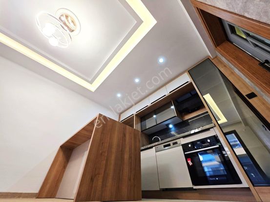 Aygül'den Akçay'da Keyifli Oturumuyla Şık Tasarımlı Denize Yakın Mesafede Ara Kat 1+1 Satılık Daire